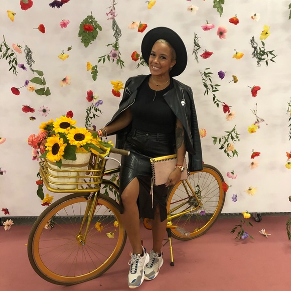 Meet your Posher, Rosa - Picture 2 of 5